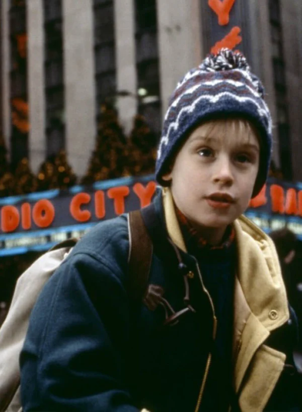 kevin-mccallister-home-alone-2-lost-in-new-york-blue-jacket-man
